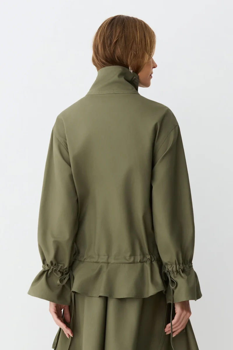 CASACO MANGA LONGA COM BOLSOS MANGA E CINTURA AJUSTAVEIS VERDE MILITAR - Image 5