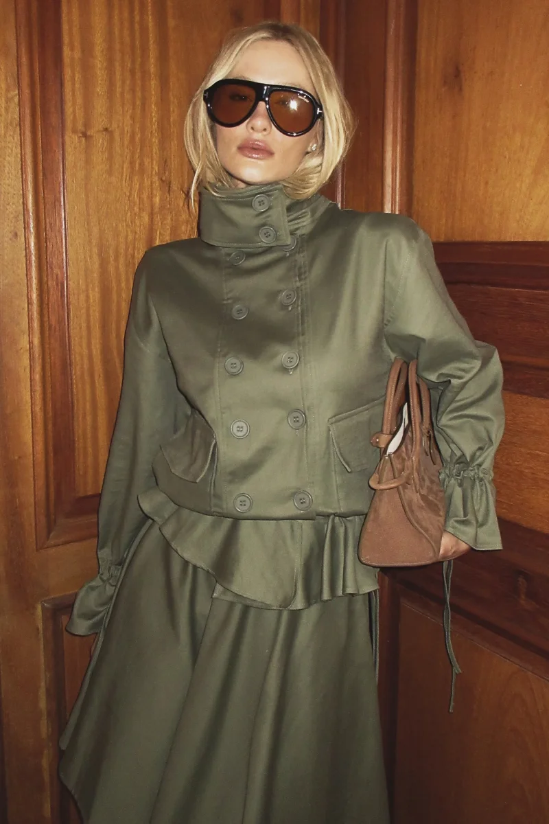 CASACO MANGA LONGA COM BOLSOS MANGA E CINTURA AJUSTAVEIS VERDE MILITAR - Image 3